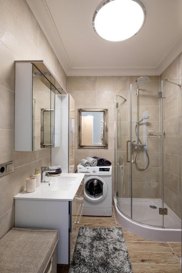 Art Design King Bed Studio Apartment In Old Town ريغا المظهر الخارجي الصورة